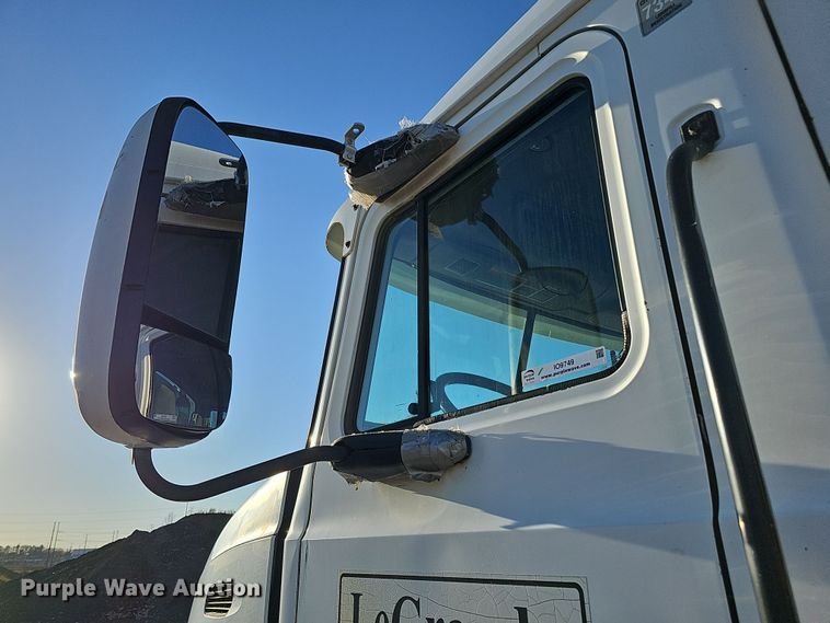 image for item IO9749 2001 Mack CX613 Vision  semi truck