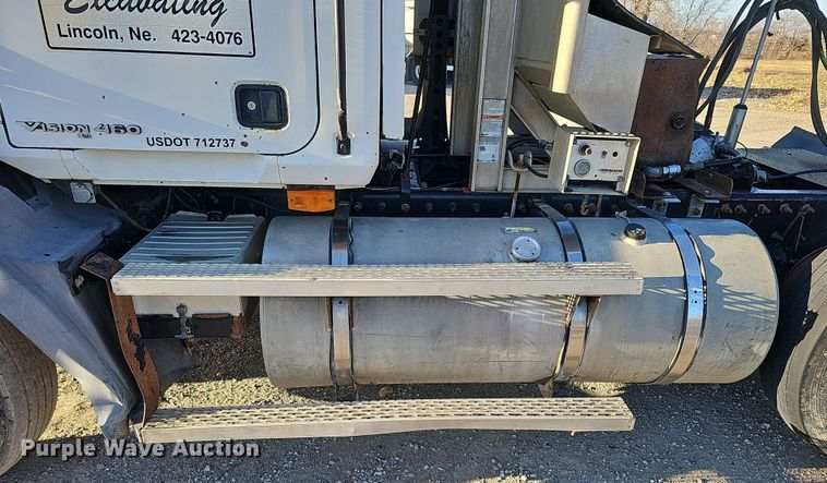 image for item IO9749 2001 Mack CX613 Vision  semi truck