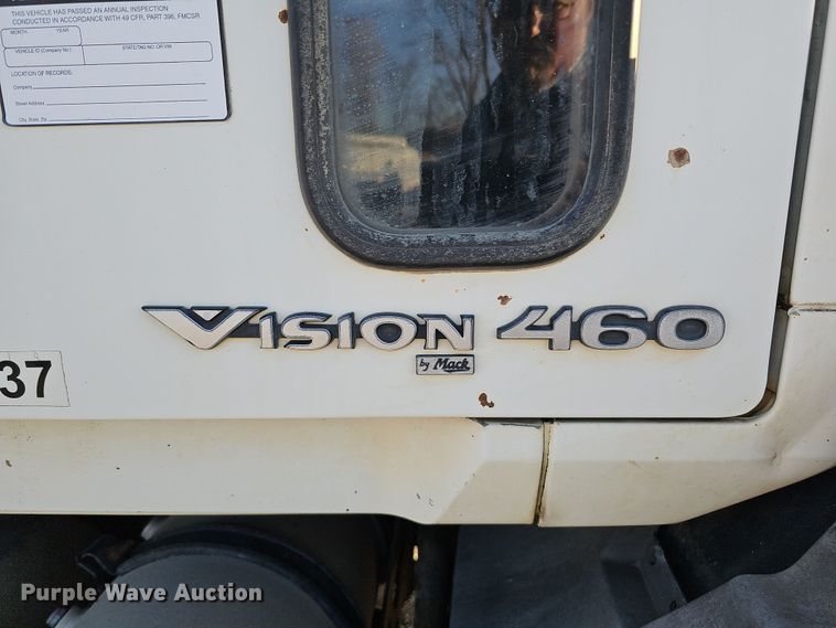 image for item IO9749 2001 Mack CX613 Vision  semi truck