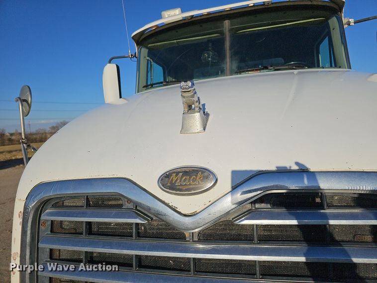 image for item IO9749 2001 Mack CX613 Vision  semi truck