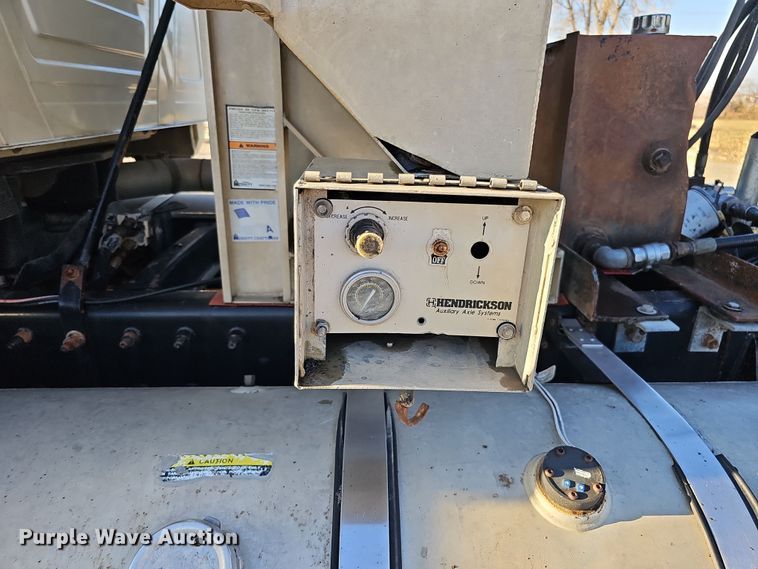 image for item IO9749 2001 Mack CX613 Vision  semi truck