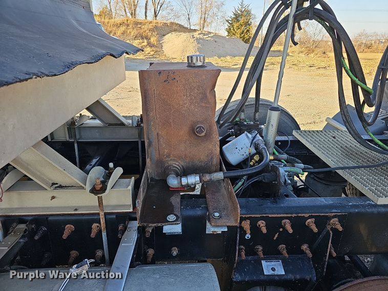 image for item IO9749 2001 Mack CX613 Vision  semi truck