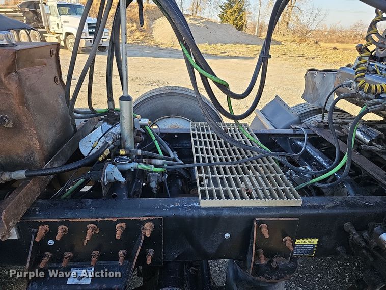 image for item IO9749 2001 Mack CX613 Vision  semi truck