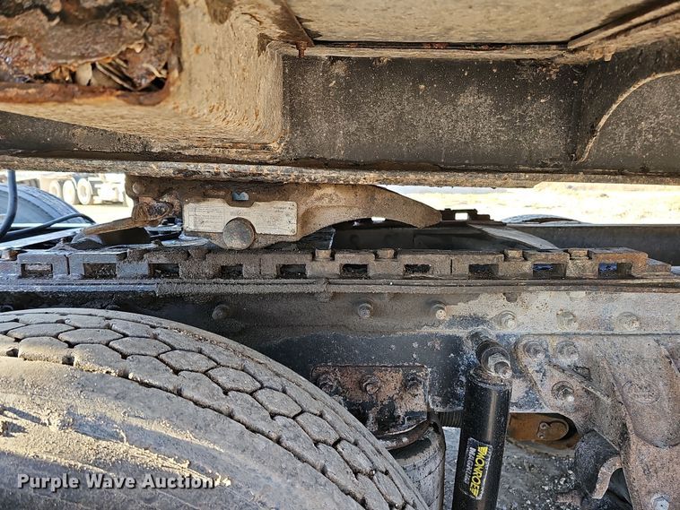 image for item IO9749 2001 Mack CX613 Vision  semi truck