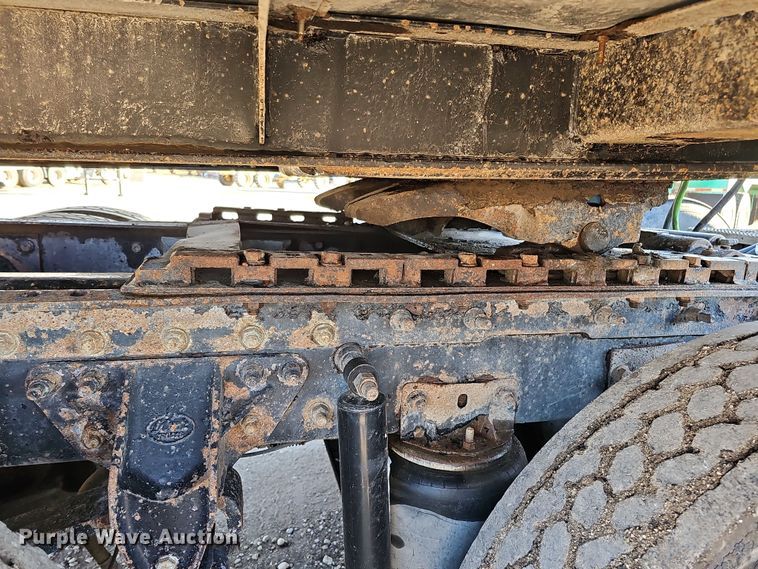 image for item IO9749 2001 Mack CX613 Vision  semi truck