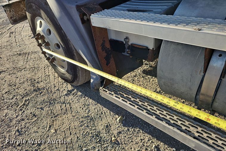 image for item IO9749 2001 Mack CX613 Vision  semi truck