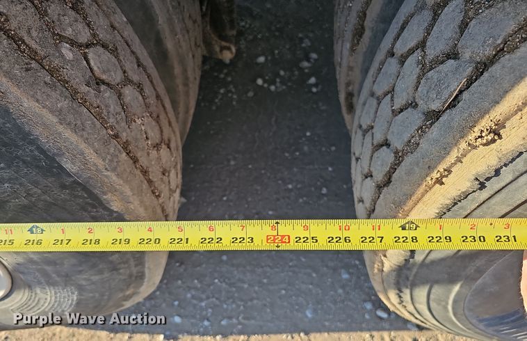 image for item IO9749 2001 Mack CX613 Vision  semi truck