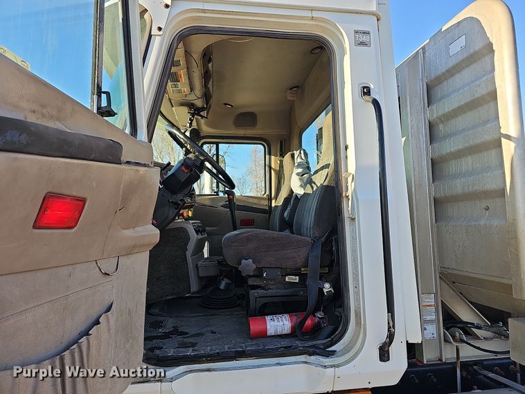 image for item IO9749 2001 Mack CX613 Vision  semi truck