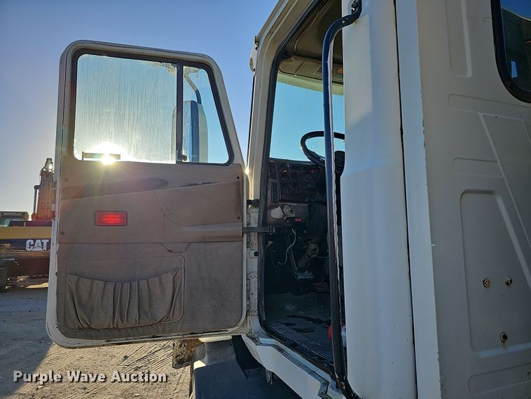 image for item IO9749 2001 Mack CX613 Vision  semi truck