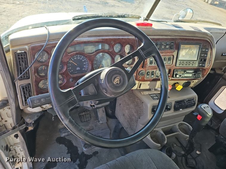 image for item IO9749 2001 Mack CX613 Vision  semi truck