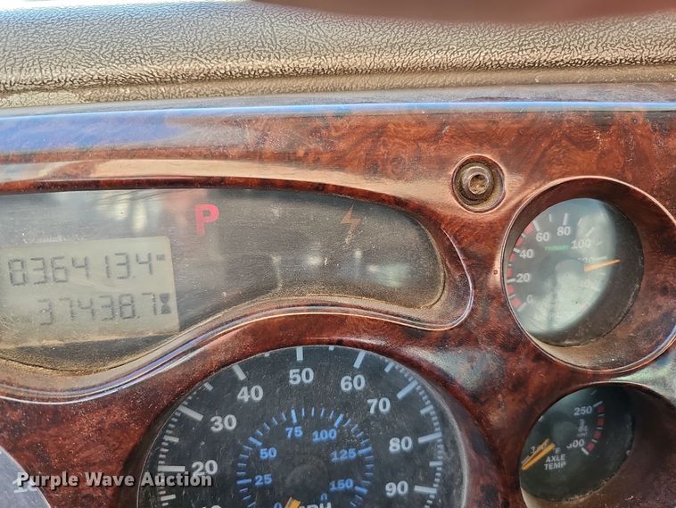 image for item IO9749 2001 Mack CX613 Vision  semi truck