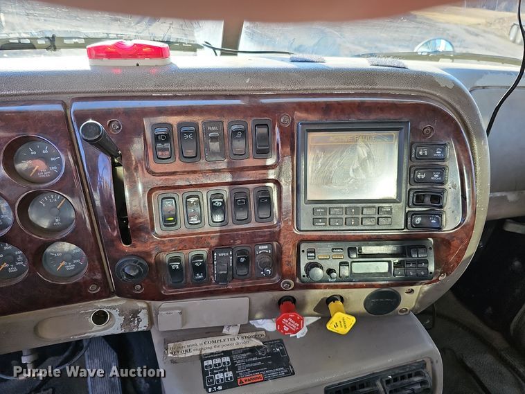 image for item IO9749 2001 Mack CX613 Vision  semi truck