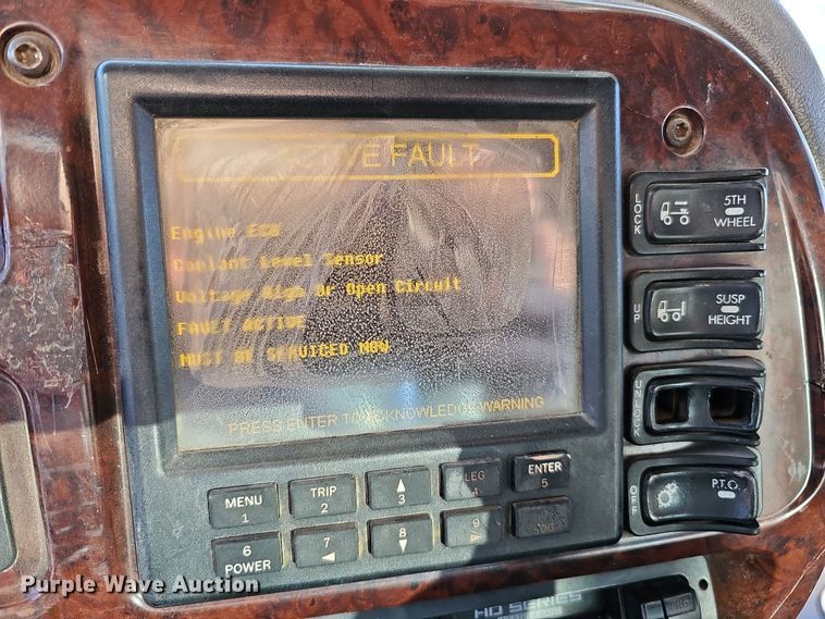 image for item IO9749 2001 Mack CX613 Vision  semi truck