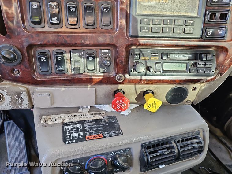 image for item IO9749 2001 Mack CX613 Vision  semi truck