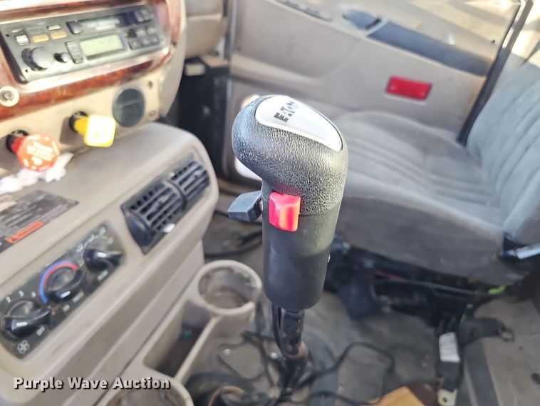 image for item IO9749 2001 Mack CX613 Vision  semi truck