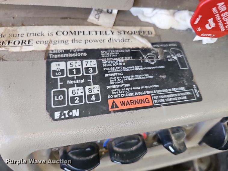 image for item IO9749 2001 Mack CX613 Vision  semi truck