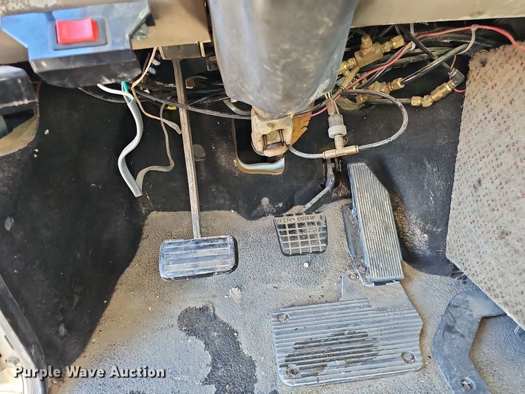 image for item IO9749 2001 Mack CX613 Vision  semi truck