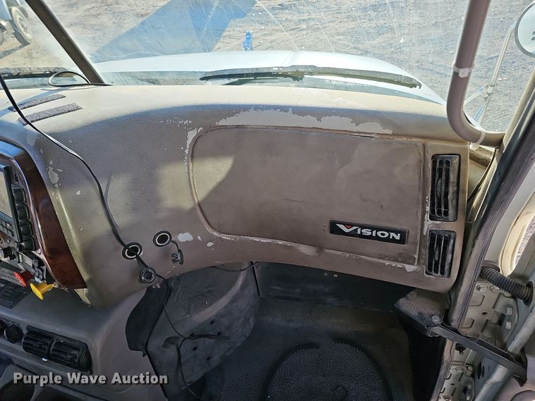 image for item IO9749 2001 Mack CX613 Vision  semi truck