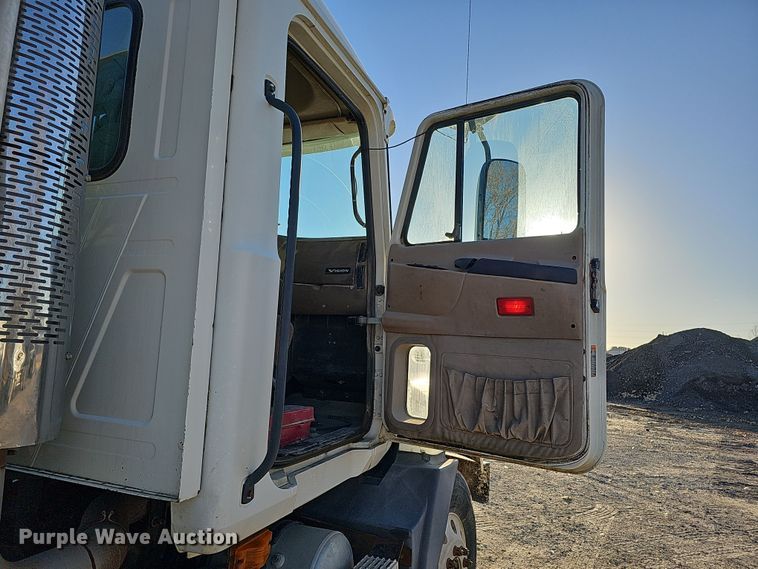 image for item IO9749 2001 Mack CX613 Vision  semi truck