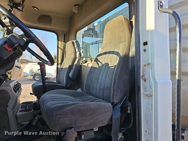 image for item IO9749 2001 Mack CX613 Vision  semi truck