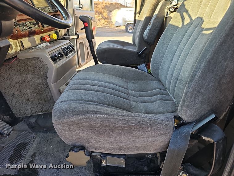 image for item IO9749 2001 Mack CX613 Vision  semi truck