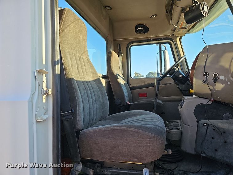 image for item IO9749 2001 Mack CX613 Vision  semi truck