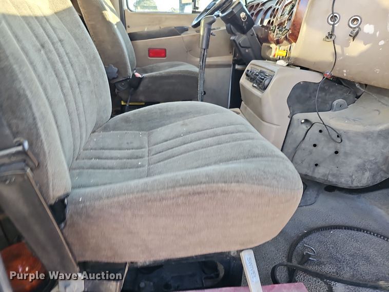 image for item IO9749 2001 Mack CX613 Vision  semi truck