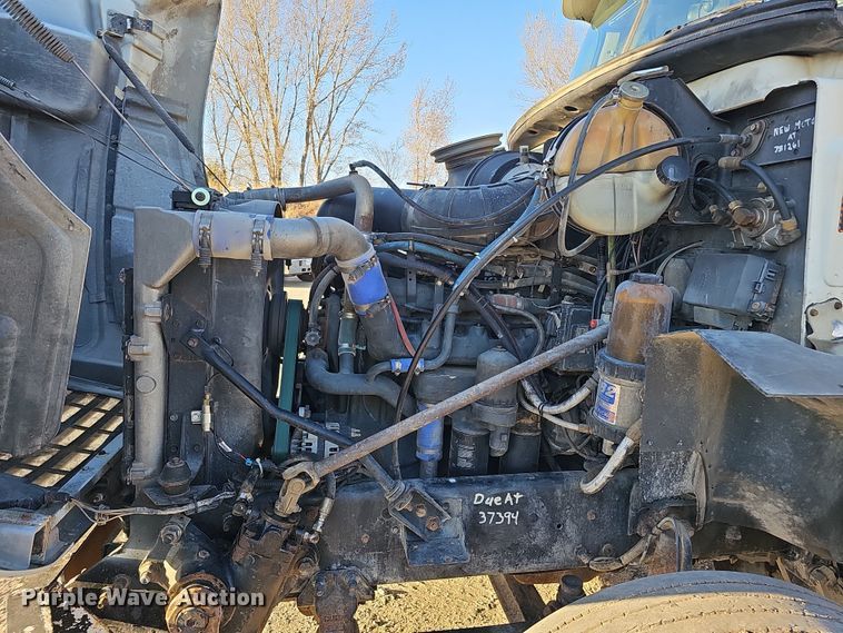 image for item IO9749 2001 Mack CX613 Vision  semi truck