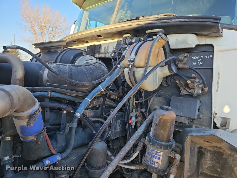 image for item IO9749 2001 Mack CX613 Vision  semi truck