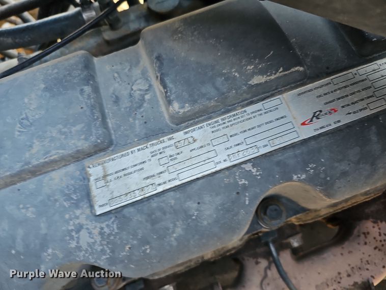 image for item IO9749 2001 Mack CX613 Vision  semi truck