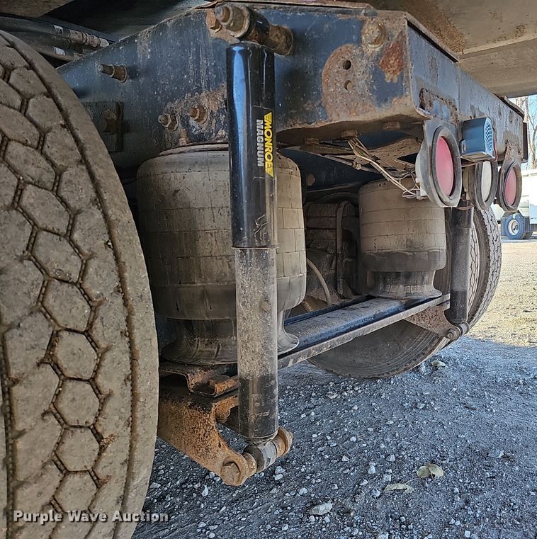 image for item IO9749 2001 Mack CX613 Vision  semi truck