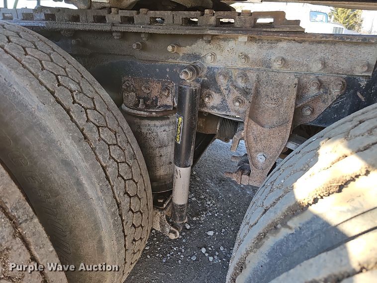 image for item IO9749 2001 Mack CX613 Vision  semi truck