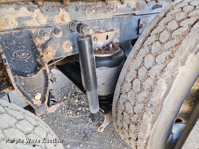 image for item IO9749 2001 Mack CX613 Vision  semi truck