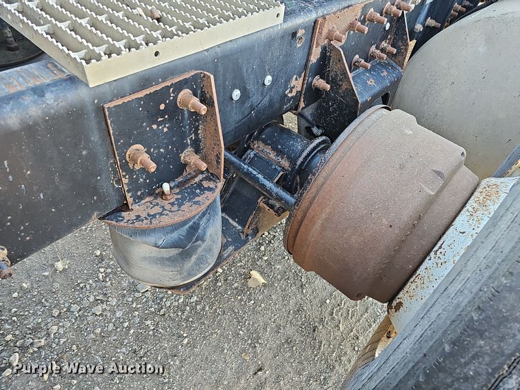 image for item IO9749 2001 Mack CX613 Vision  semi truck