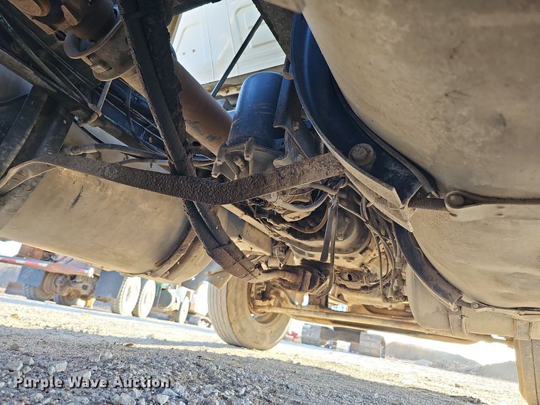 image for item IO9749 2001 Mack CX613 Vision  semi truck