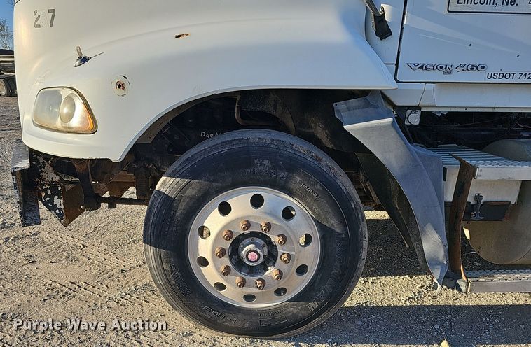 image for item IO9749 2001 Mack CX613 Vision  semi truck