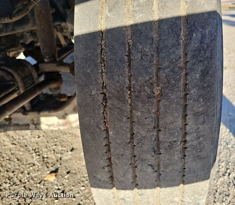 image for item IO9749 2001 Mack CX613 Vision  semi truck