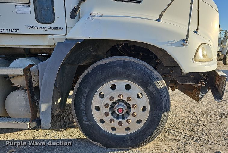 image for item IO9749 2001 Mack CX613 Vision  semi truck