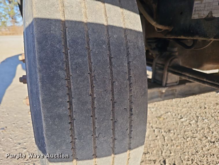 image for item IO9749 2001 Mack CX613 Vision  semi truck