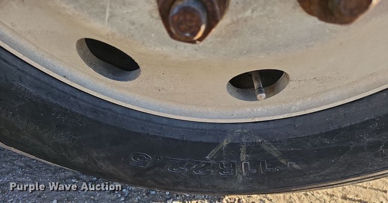 image for item IO9749 2001 Mack CX613 Vision  semi truck