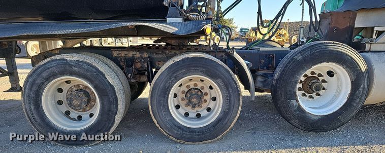 image for item IO9749 2001 Mack CX613 Vision  semi truck