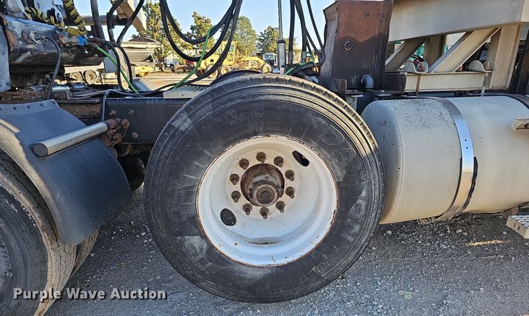 image for item IO9749 2001 Mack CX613 Vision  semi truck