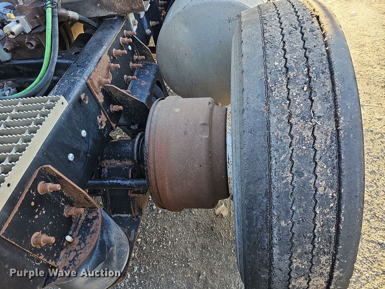 image for item IO9749 2001 Mack CX613 Vision  semi truck