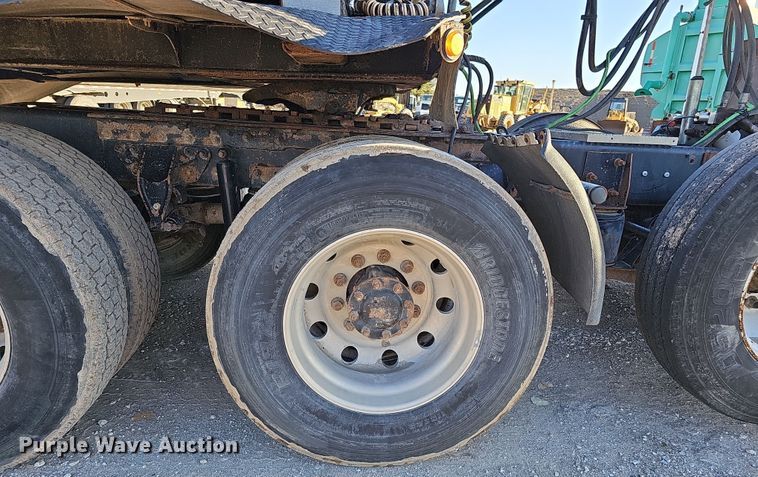 image for item IO9749 2001 Mack CX613 Vision  semi truck