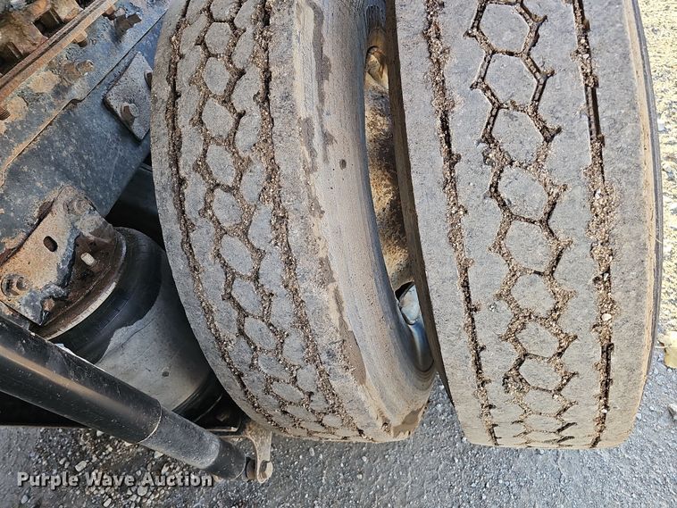 image for item IO9749 2001 Mack CX613 Vision  semi truck