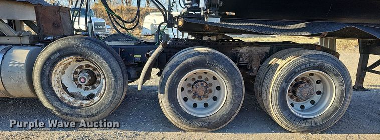 image for item IO9749 2001 Mack CX613 Vision  semi truck