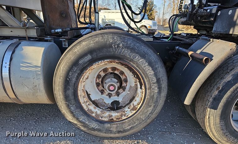 image for item IO9749 2001 Mack CX613 Vision  semi truck