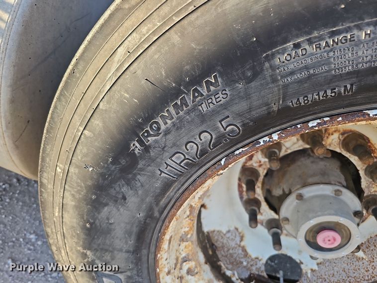 image for item IO9749 2001 Mack CX613 Vision  semi truck