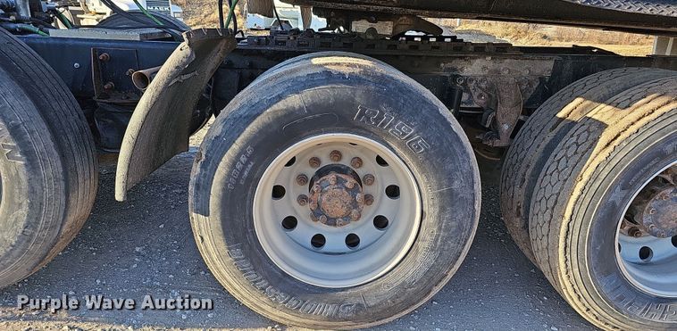 image for item IO9749 2001 Mack CX613 Vision  semi truck