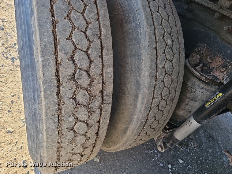 image for item IO9749 2001 Mack CX613 Vision  semi truck